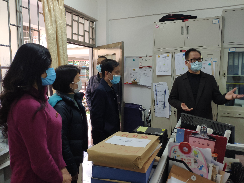 李启新副局长到黄花岗公园检查指导疫情防控工作并看望慰问基层工作人员.jpg