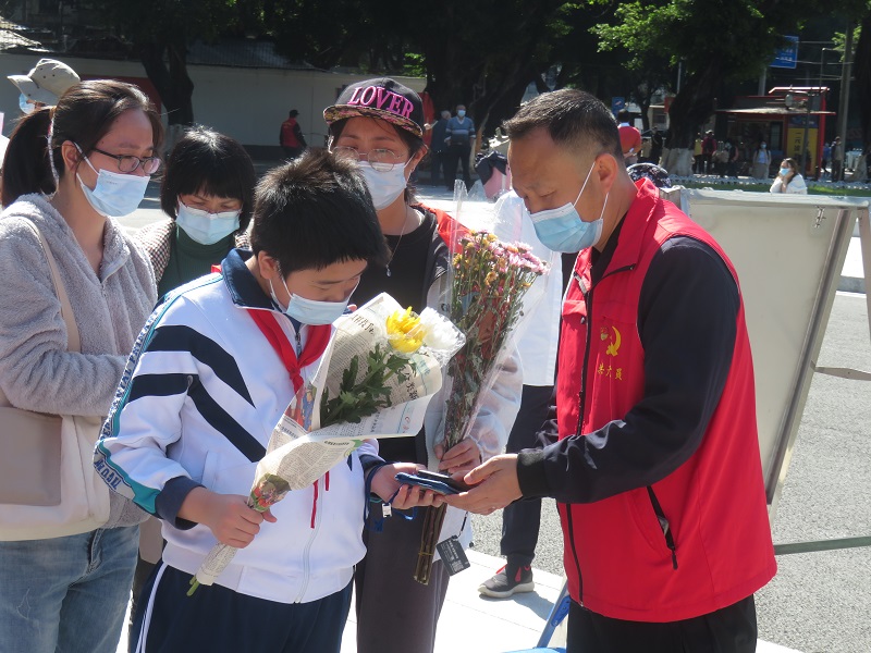 广州起义烈士陵园党员清明期间开展志愿服务.jpg