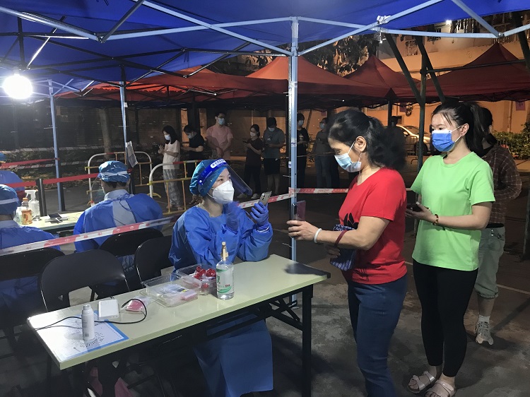 张婕为群众扫码作核酸检测.jpg