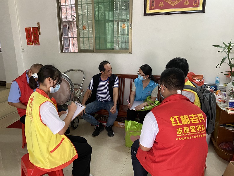白云区江高镇红棉老兵志愿者和社工为参战老兵做口述记录.jpg