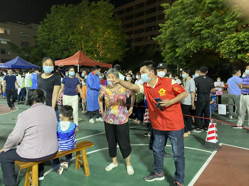 白云区江高镇红棉老兵志愿者在核酸检测现场指引群众.jpg