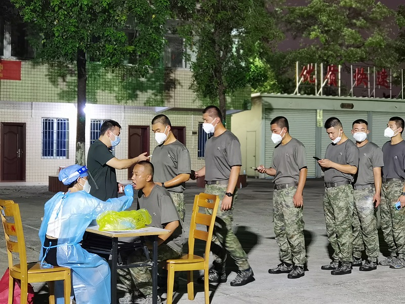 为入住新兵进行核酸检测1.jpg