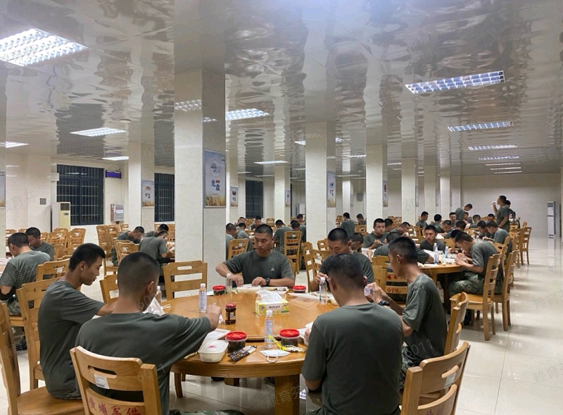 新兵战士军供站内分餐就食.jpg