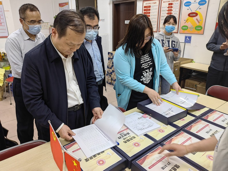 调研组在海珠区瑞宝街道退役军人服务站查看工作台帐 .jpg