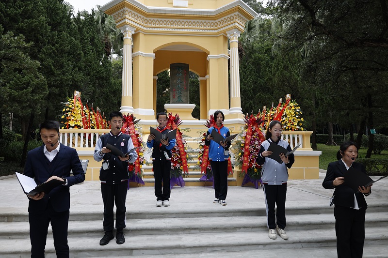 广东仲元中学学生代表在墓前以《英魂不朽，永载人心》为题向邓仲元先生献词.JPG