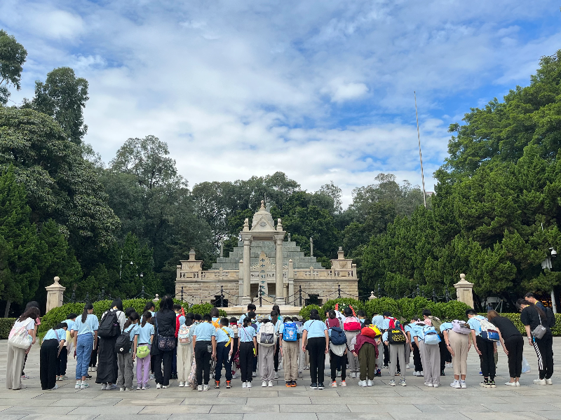 香港圣公会蒙恩小学学生向七十二烈士墓鞠躬致敬.jpg