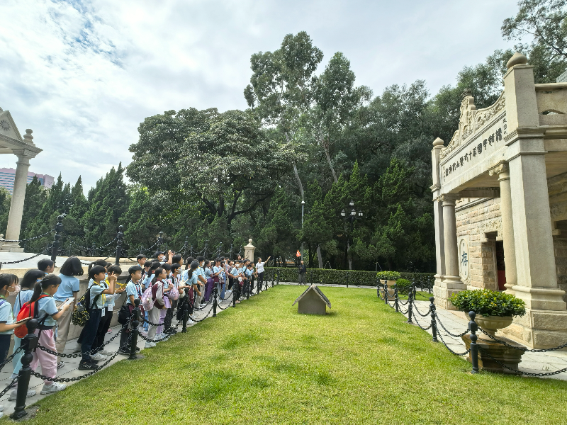 香港圣公会蒙恩小学参观纪功坊.jpg