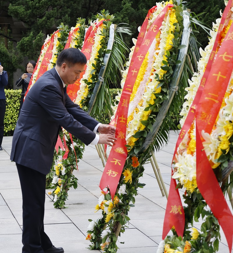 广州市退役军人事务局领导向烈士敬献花圈.jpg