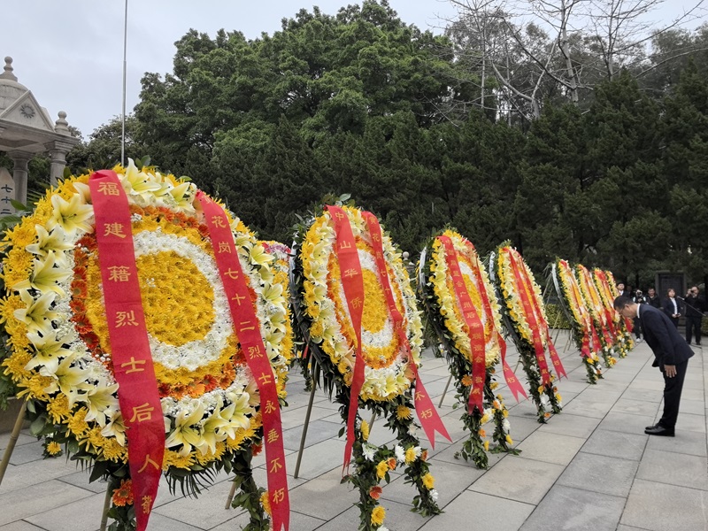 黄花岗公园负责人向烈士敬献花圈.jpg
