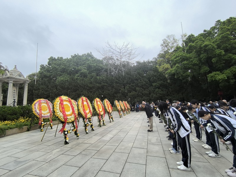 全体人员向烈士行鞠躬礼.jpg