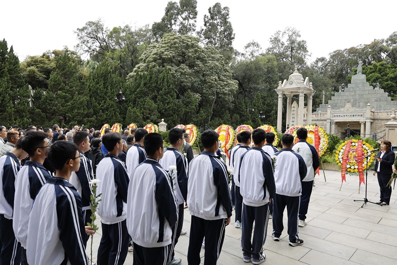 全体人员在七十二烈士墓平台参加祭扫仪式.jpg