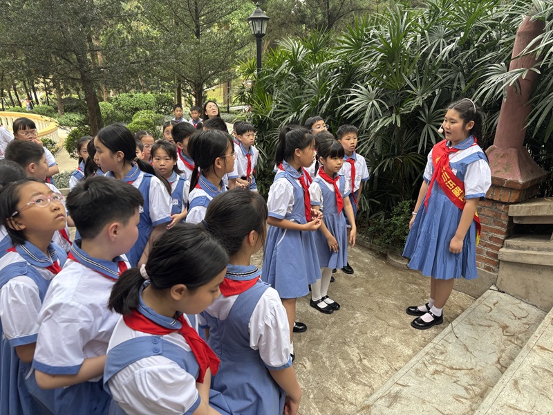 红领巾讲解员为同学们讲述英烈的故事2.jpg