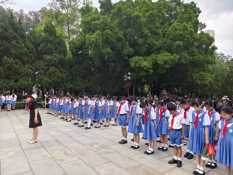 肃穆默哀，寄情英烈.jpg
