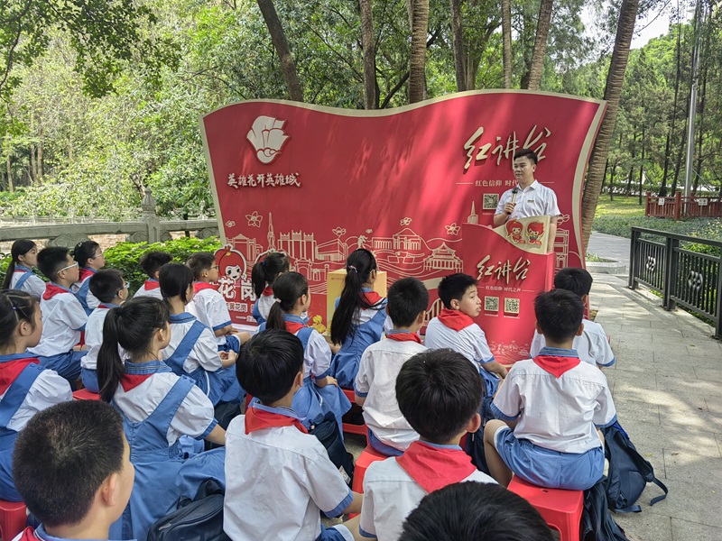 同学们围坐聆听，目光专注.jpg