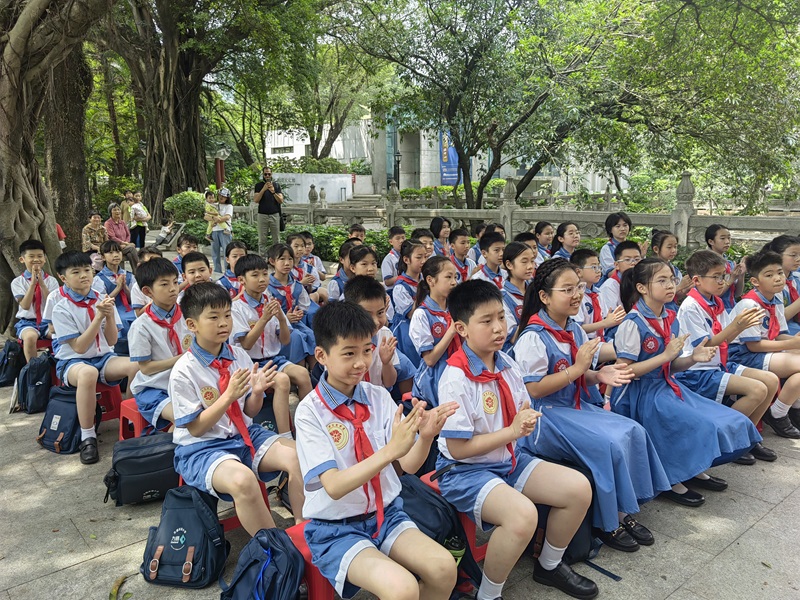同学们在红讲台前参加黄花岗学堂活动.jpg